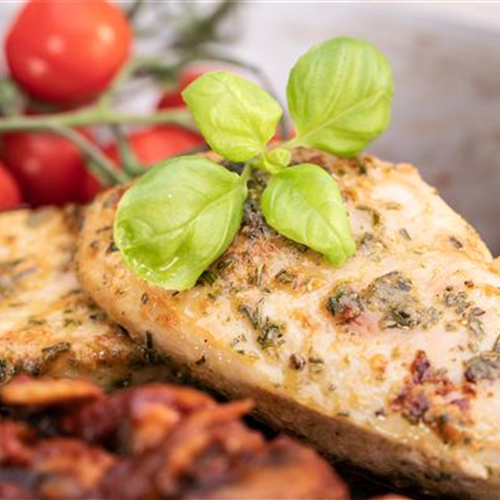 Rezept März 2022: Hähnchenbrustfilets mit Basilikum